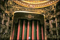 オペラ座の豪華な内装と定式幕の色彩とが融合